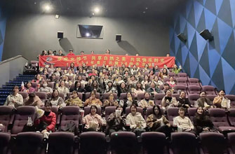 春光与你们都是这天下最好的景物，，，，，，，节日快乐！